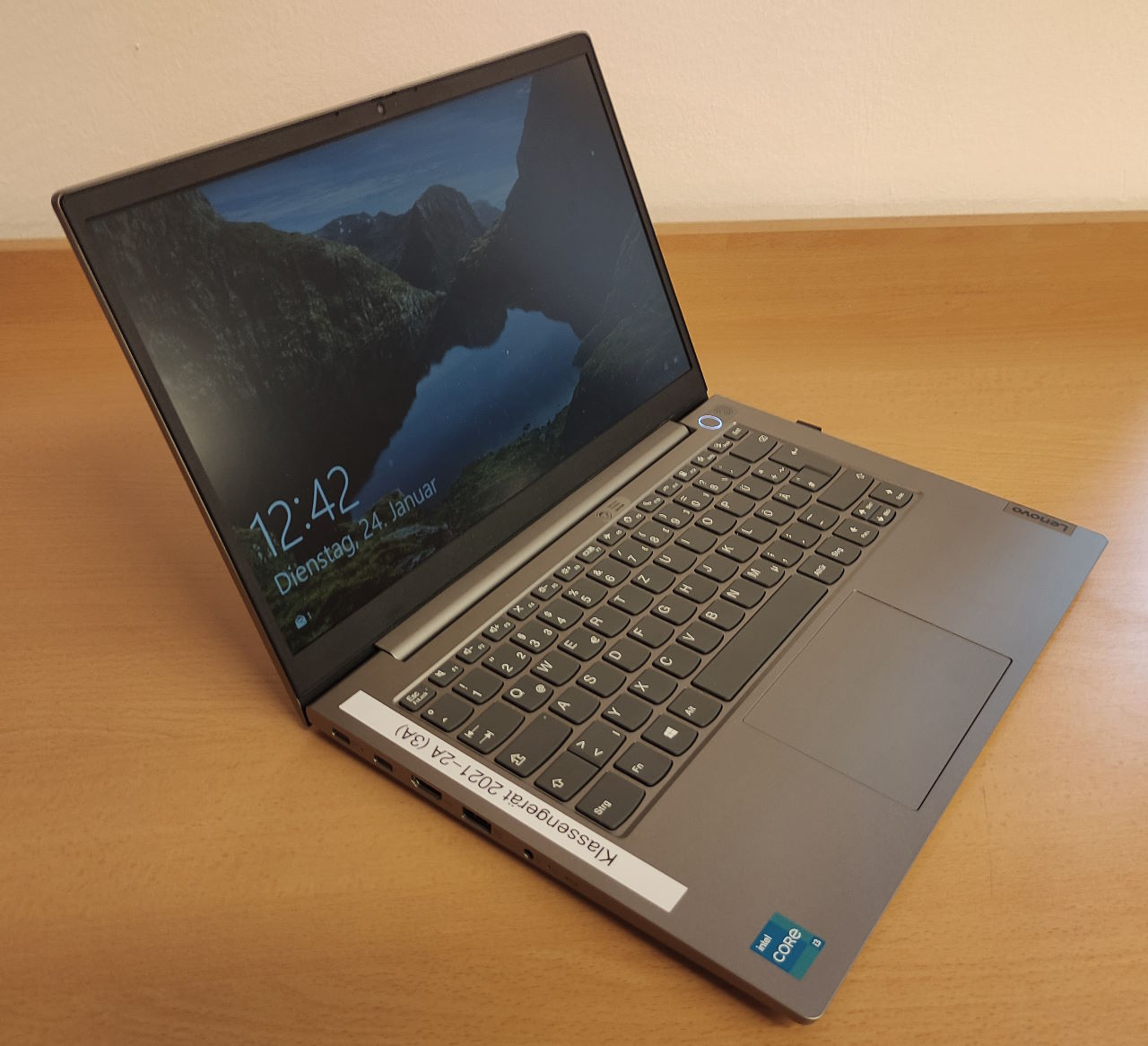 Bild eines geöffneten grau-silbernen Lenovo Laptops.